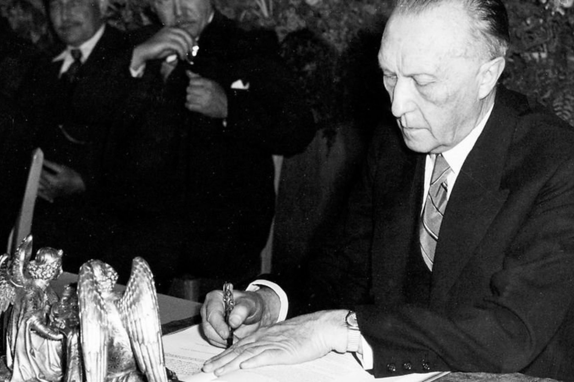 Galerie-der-verschwundenen-Geschichten_Adenauer_Grundgesetz